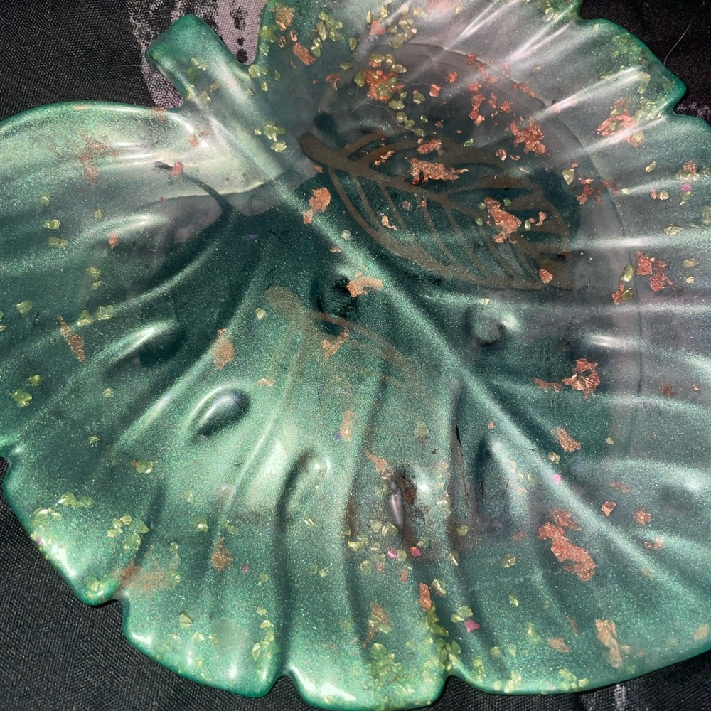 Handmade resin Green and gold flake Leaf-Shaped Jewelry Dish catch all tray - Picture 2 of 6